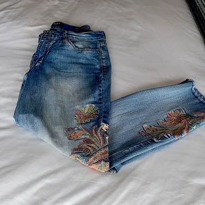 Nine West light wash embroidered crop jeans size 10 with frayed hem.
